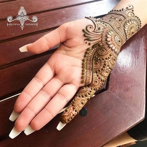 5_20 Striking One Side Mehndi Designs for BFFs of the Bride or Groom