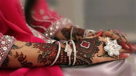 3_Bookmark These 15 Best Back Of The Hand Bridal Mehendi Designs For