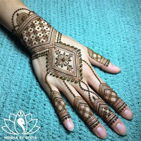 7_51 Impressive Diwali Mehndi Designs For Newlywed Brides Celebrating