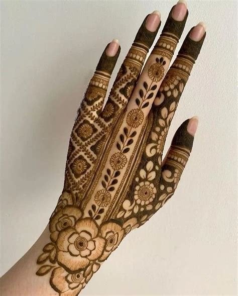 3_Trendy And Stylish Straight Line Mehndi Designs For BrideToBe