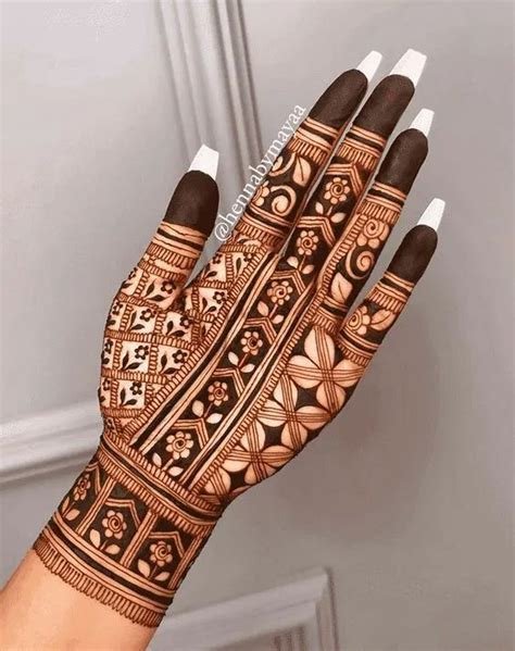 8_Wrapped Easy Arabic Mehndi Designs for both forehands and fingers