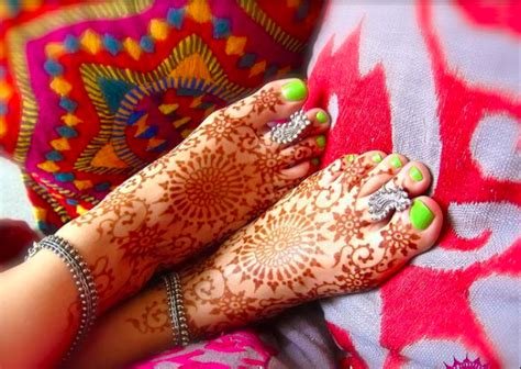 4_Look Elegant with 16 Best  Simple Mehandi Designs  Indusladiescom
