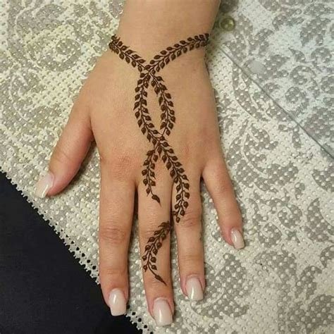 2_Leaf Inspired Simple Mehndi Designs  Threads  WeRIndia