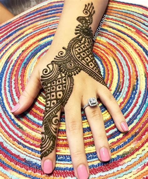 13_Simple Mehndi Designs for Left Hand Palm by Henna Artists