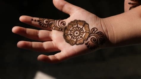 4_51 Easy  Simple Mehndi Designs for Kids