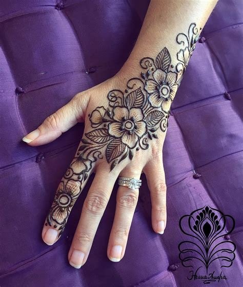 15_Simple Mehndi Designs for Left Hand Palm by Henna Artists