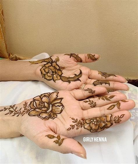 13_Simple Mehndi Designs for Left Hand Palm by Henna Artists