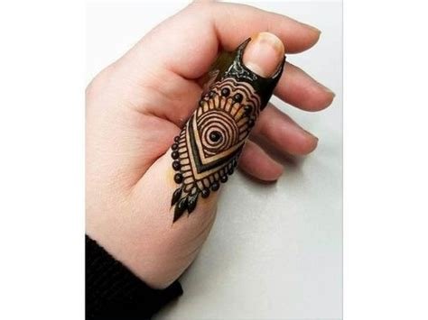 6_Easy Thumb Mehndi Designs for GirlsMahndidesigncom