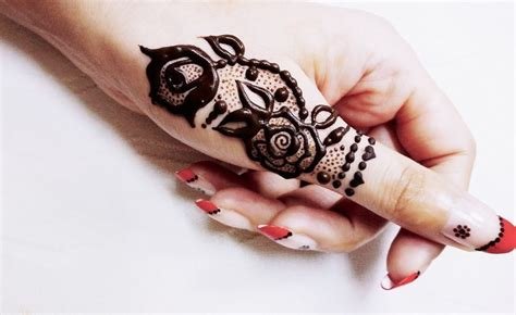 7_25 Simple And Easy Thumb Mehndi Designs  Fabbon