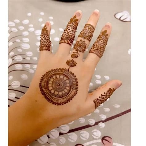5_15 Beautiful and Easy Tikki Mehndi Design Ideas