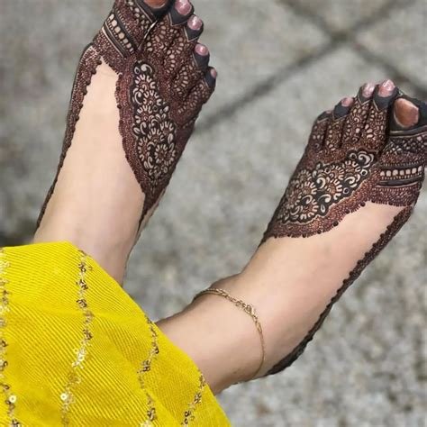 11_Cant Take Our Eyes Off These Pretty Feet Mehndi Designs  WedMeGood