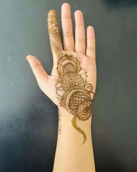 13_Front Hand Mehndi Design Circle Patterns for Elegance