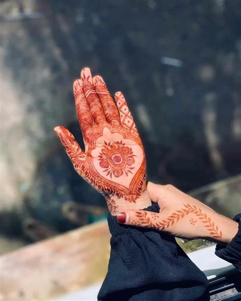 15_20 Simple Circle Mehndi Designs That We Are In Awe Of