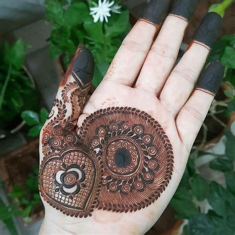 4_Round Mehndi Designs for hands You Should Definitely Try In 2020