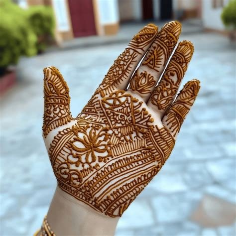 7_Gol mehndi design front hand by Louis Robbin on Mehndi World