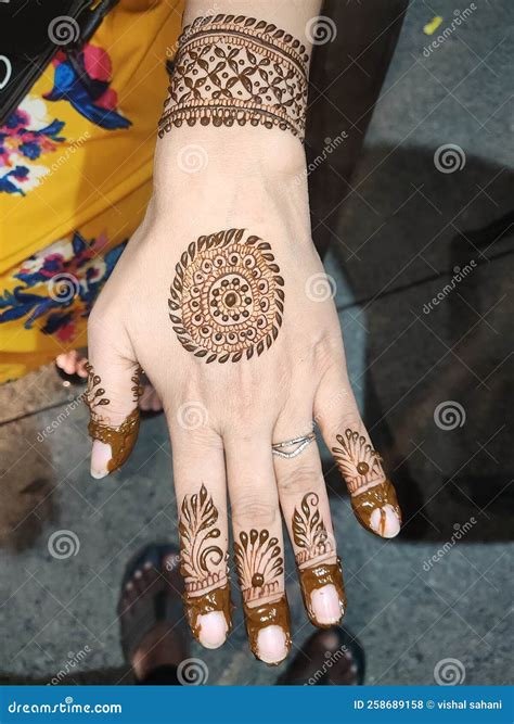 5_Crucial Mehndi Designs Images Gola Stock Photo  Image of designs gola