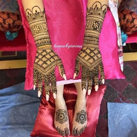 1_31 Dainty Engagement Mehndi Designs For Bride