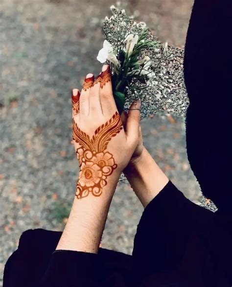 2_12 Simple Mehndi Design That Will Wow Everyone  STORYVOGUE