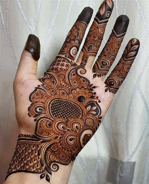 7_Front Mehndi Design Easy and Beautiful Ideas to Adorn Your Hands