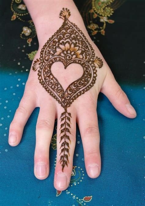 10_Heart Shaped Mehndi Designs 20 Simple Henna Heart Designs