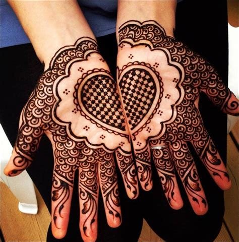 1_Heart Mehndi Designs 15 Beautiful And Splendid Henna Works