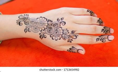 15_35 Beautiful Henna Design Ideas  Dainty Floral Henna
