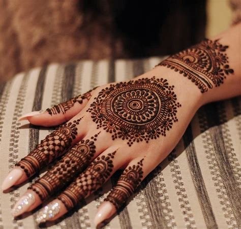 1_15 Simple Henna Mehndi Designs on your Big Day