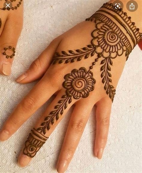 14_Innovative Circle Front Hand Bridal Mehndi Designs  Front Hand Bridal
