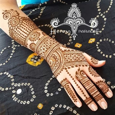 11_20 Striking One Side Mehndi Designs for BFFs of the Bride or Groom