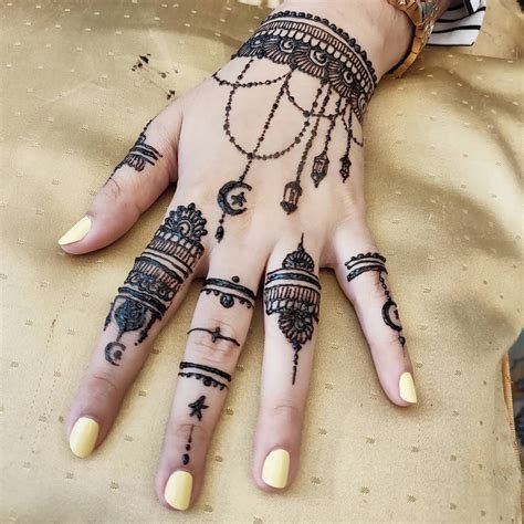 14_Wrapped Easy Arabic Mehndi Designs for both forehands and fingers