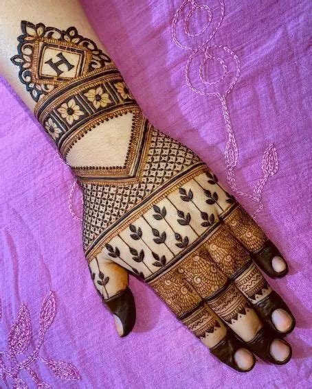 11_41 Dubai Mehndi Designs That Will Leave You Captivated