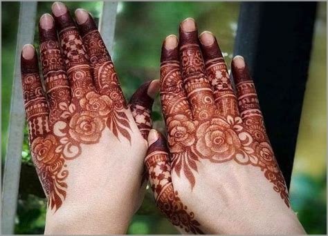 15_Simple Mehndi Designs for Left Hand Palm by Henna Artists