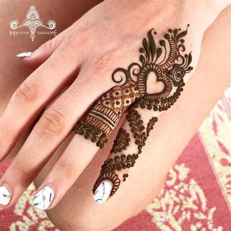 14_Simple Mehndi Designs for Left Hand Palm by Henna Artists