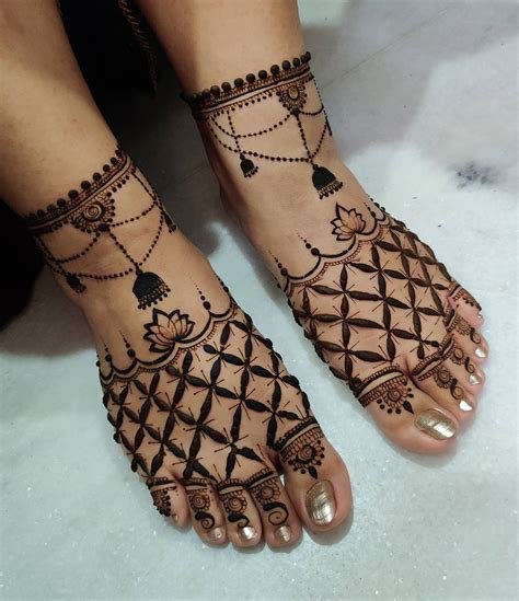 8_15 Beautiful and Easy Mehndi Designs for Leg