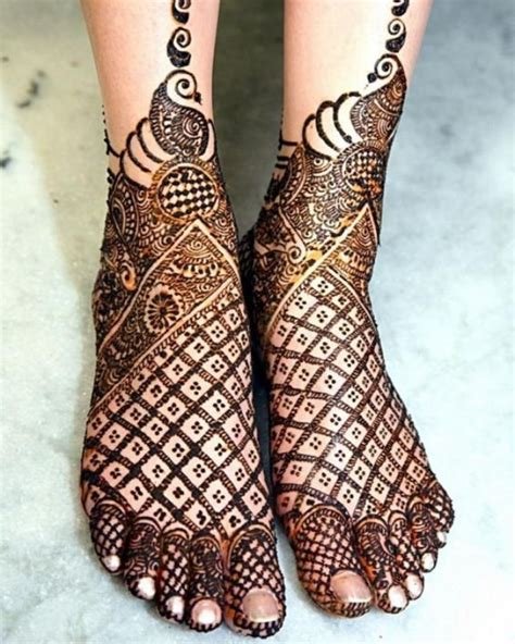 1_15 Beautiful and Easy Mehndi Designs for Leg