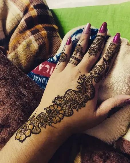 5_17 Latest and stylish one line Mehndi Designs for Hands
