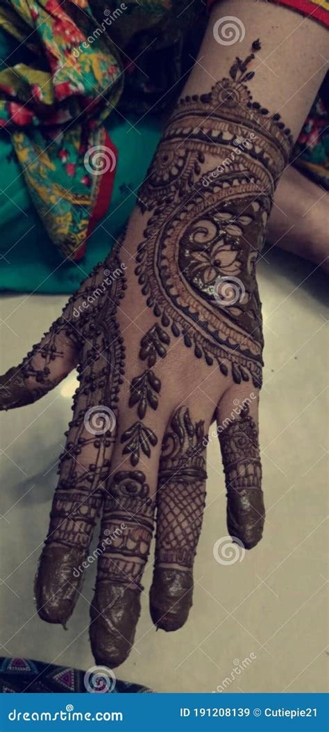 8_Bridal Front Hand Mehndi Designs from Shainaaz Mehendi  K4 Fashion