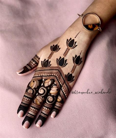 9_Stunning Lotus Motif Mehendi Designs For Weddings