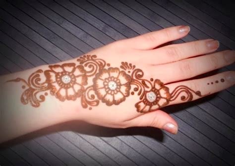 6_16 Simple and Elegant Mehandi Designs for Your Hands  Indusladiescom