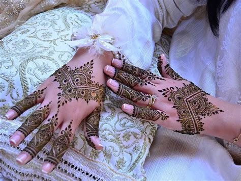 8_Simple and Stylish Mehndi Designs 2022 with videos for Every function