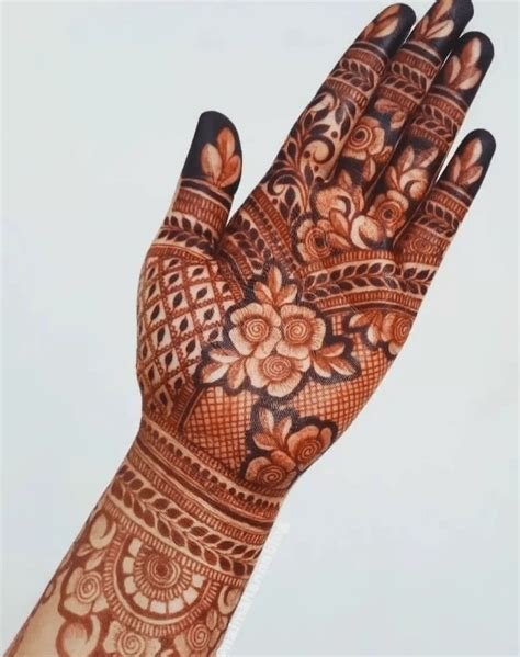 7_70 Gorgeous Back Hand Mehndi Designs That Stole Our Hearts  Pyaari