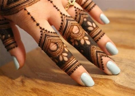 8_51 Impressive Diwali Mehndi Designs For Newlywed Brides Celebrating