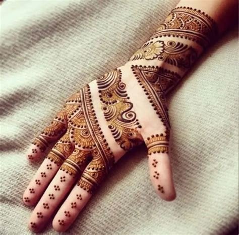 14_Innovative Circle Front Hand Bridal Mehndi Designs  Front Hand Bridal