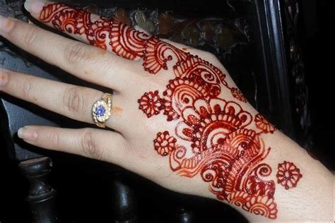 11_Color mehndi design black and red shaded floral by be you and beauty