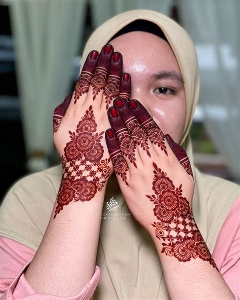 5_Wrapped Easy Arabic Mehndi Designs for both forehands and fingers