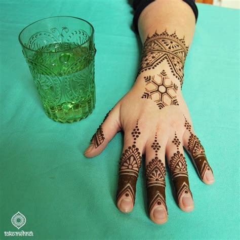 7_12 Stunning Bracelet Mehndi Design That Are Simple Quick and