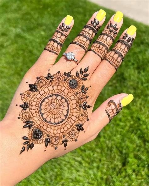 6_Front Hand Mehndi Design Circle Patterns for Elegance