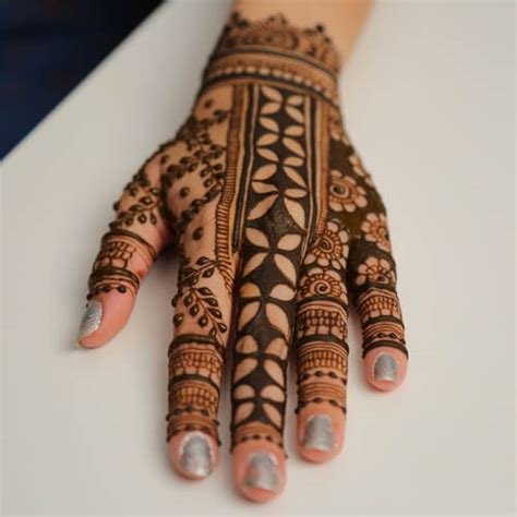 4_Sana Mehndi Classes Bridal Mehndi Artist in Mumbai  WeddingZ