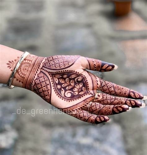 11_51 Impressive Diwali Mehndi Designs For Newlywed Brides Celebrating