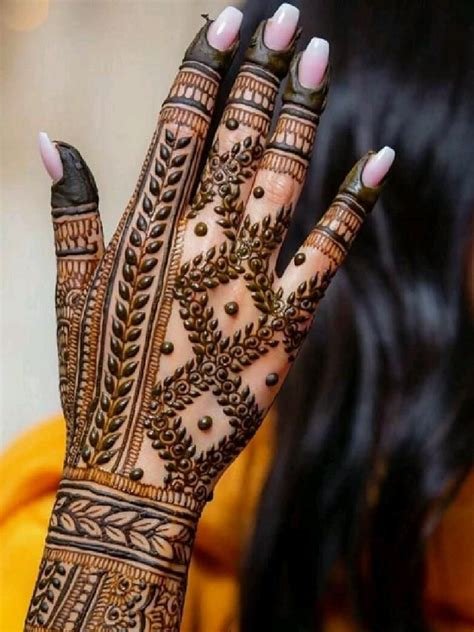 10_10 Trending Dubai Mehndi Designs Which Depict Your Love Story In